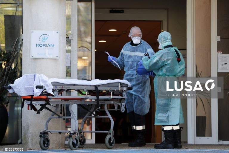 Covid-19: França contabiliza mais de 6.500 mortos desde início de pandemia