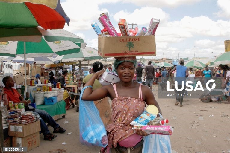 Angola produziu e distribuiu mais de quatro biliões de sacos plásticos em 2022