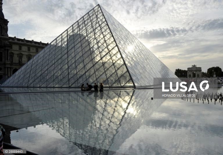 Covid-19: Louvre, Torre Eiffel e Versailles vão continuar fechados aos turistas