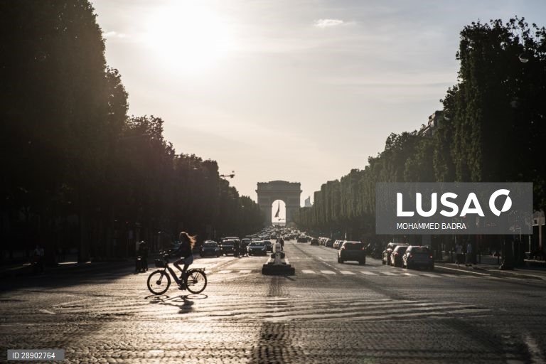 Covid-19: Números de hospitalizações e mortes em França continuam a descer