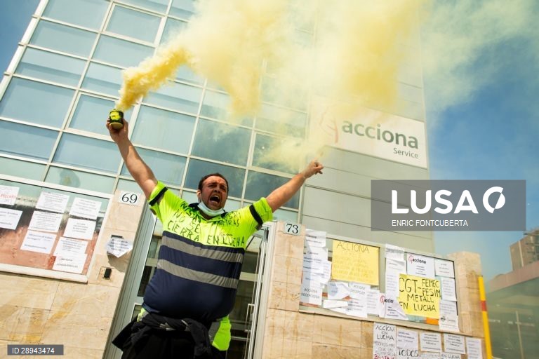 Acciona workers protest against Nissan plant shutting down