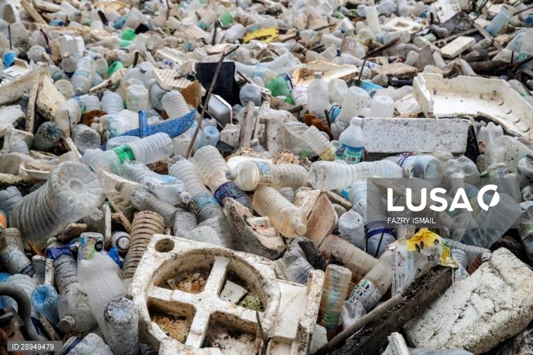 Bebidas consumidas na Ásia dão origem a lixo plástico nas praias de Cabo Verde