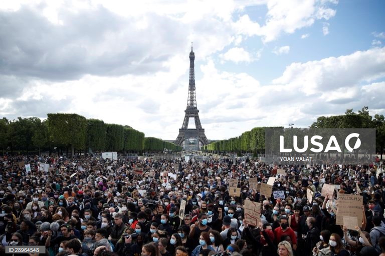 Parisienses saem à rua pacificamente para lutar contra o racismo