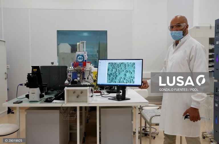 Covid-19: Laboratórios francês e britânico prometem 60 milhões de vacinas ao Reino Unido