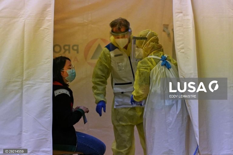 Covid-19: Número de hospitalizações devido ao vírus aumenta em França