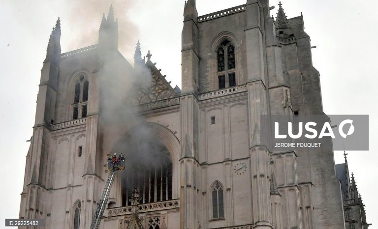 Detido homem suspeito do incêndio na Catedral de Nantes