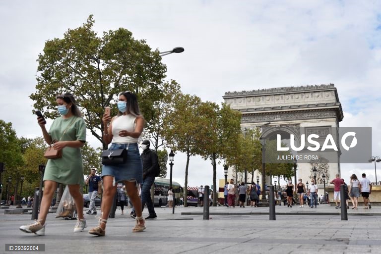 Covid-19: Novos casos em França aumentam de menos de 2.000 para mais de 3.300