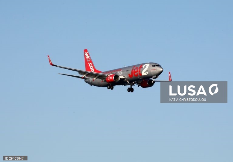 Avião da Jet2.com declara emergência e aterra em segurança em Faro
