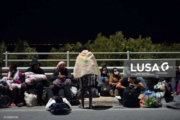 Migrações: Grécia declara estado de emergência em Lesbos após incêndio em Moria