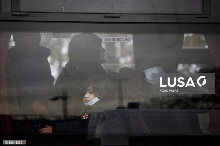 Migrações: Refugiados ocupam estação ferroviária em França após interrupção de acolhimento