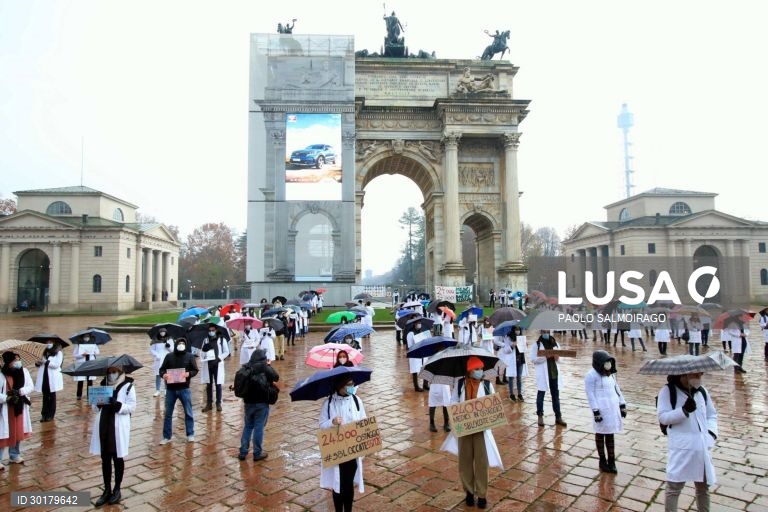 Doctors protest against stop on recruiting, in Italy