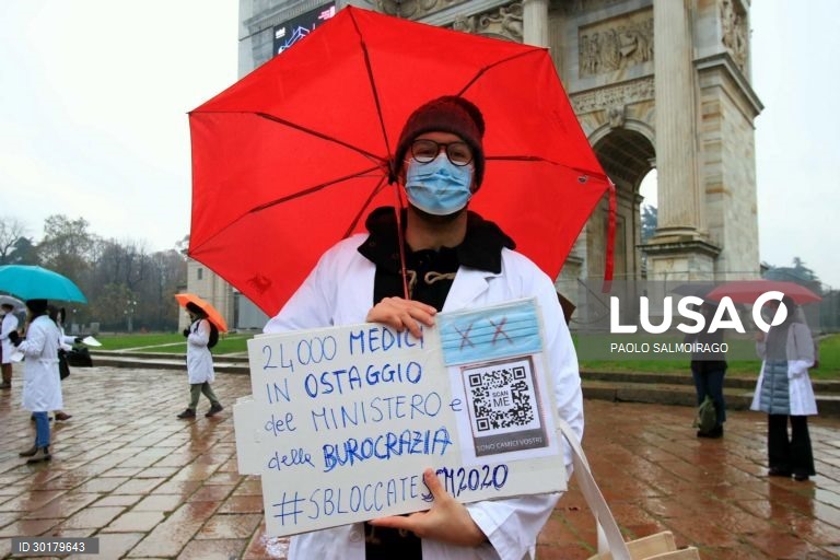 Doctors protest against stop on recruiting, in Italy