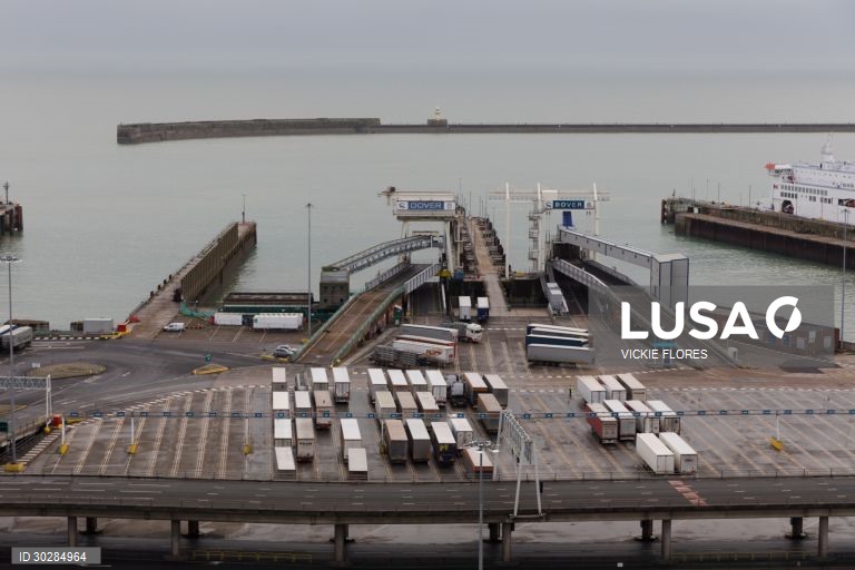 Covid-19: Exército britânico ajuda a testar camionistas parados em Dover