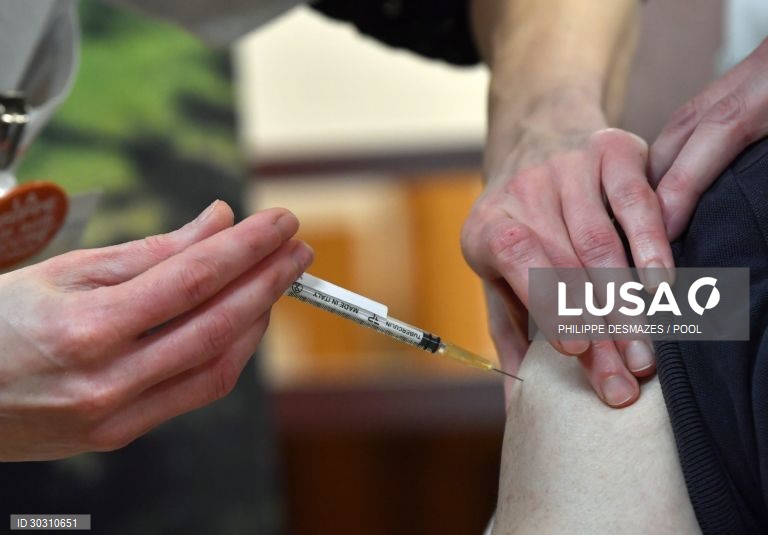 Covid-19: França com mais de 26 mil novos casos e 304 mortes num dia