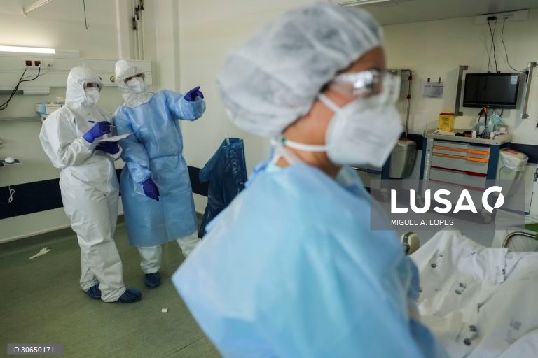 Covid-19: Internamentos voltam a descer em dia de mais 424 casos e cinco mortes