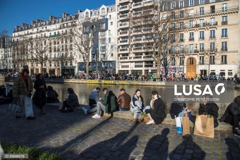 Covid-19: França supera os 23 mil casos diários com hospitais sob forte pressão