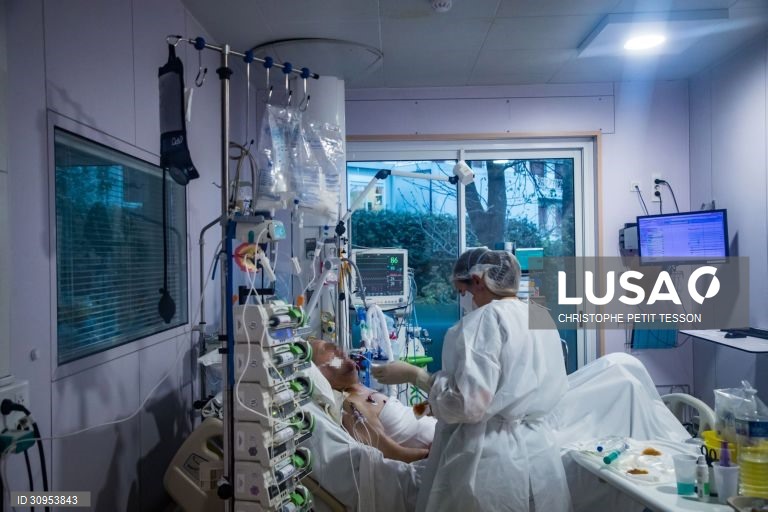 Covid-19: França tem mais de 30 mil pessoas hospitalizadas devido à pandemia
