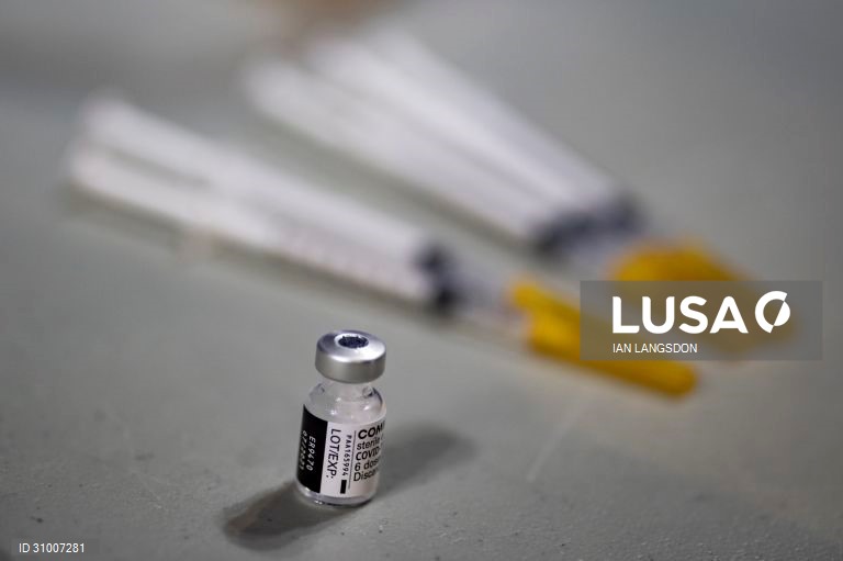 Covid-19: França já vacinou quase 10 milhões de pessoas com a primeira dose