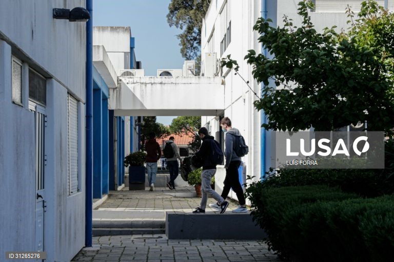 Um milhão de alunos regressam hoje às aulas sem greves de professores à vista