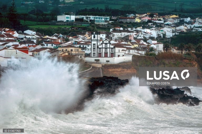 Todas as ilhas dos Açores sob aviso amarelo por previsões de chuva forte