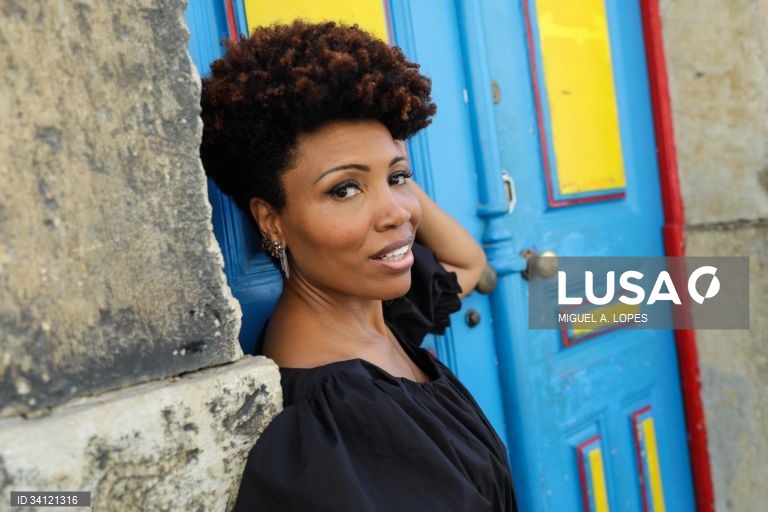 Concerto gratuíto com cantora Lura e baile iluminado nas festas do município de Aveiro