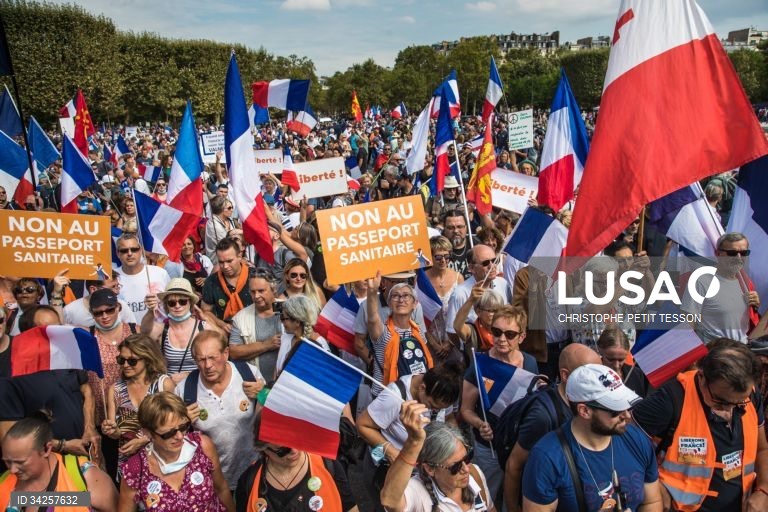 Covid-19: Novas manifestações em França contra passe sanitário