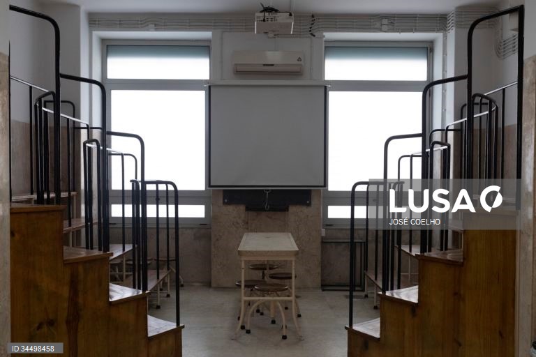 Faculdade de Medicina do Porto levanta suspensão a professor acusado de assédio