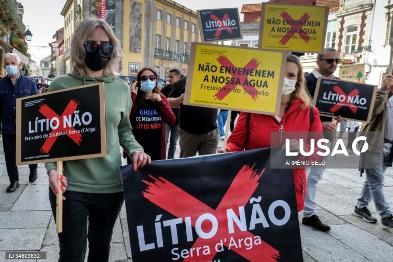 Mais de mil pessoas protestam contra prospeção de lítio na Serra d’Arga