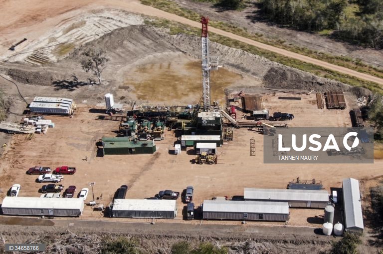 Oferta de petróleo cai oito milhões de barris por dia em março - AIE