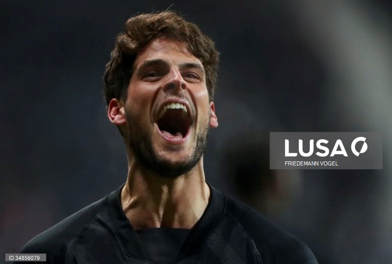 Internacional português Gonçalo Paciência assina pelo Santa Clara