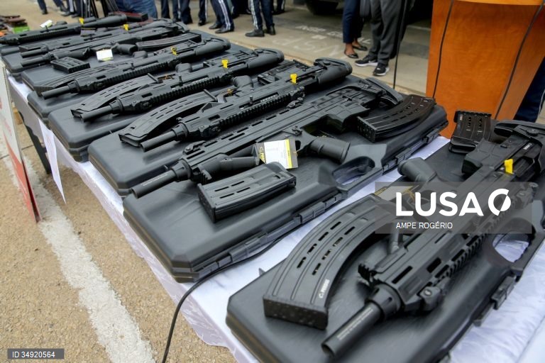 Angola recolheu mais de 30 mil armas de guerra de empresas de segurança privada