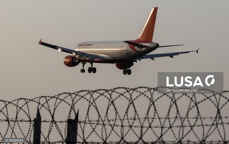 Avião despenha-se no oeste da Índia