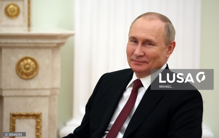 Putin diz que UE comete suicídio económico ao vetar energia russa