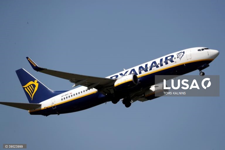 Piloto da Ryanair desmaia em voo Barcelona-Porto, mas avião aterra na hora prevista