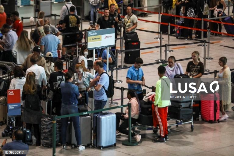 Bruxelas nega que filas nos aeroportos em Portugal se devam a novo sistema europeu