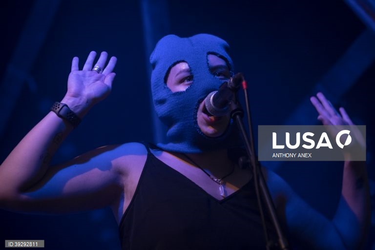 Tribunal russo condena à revelia membros da banda Pussy Riot a penas de prisão entre os oito e 13 anos de prisão
