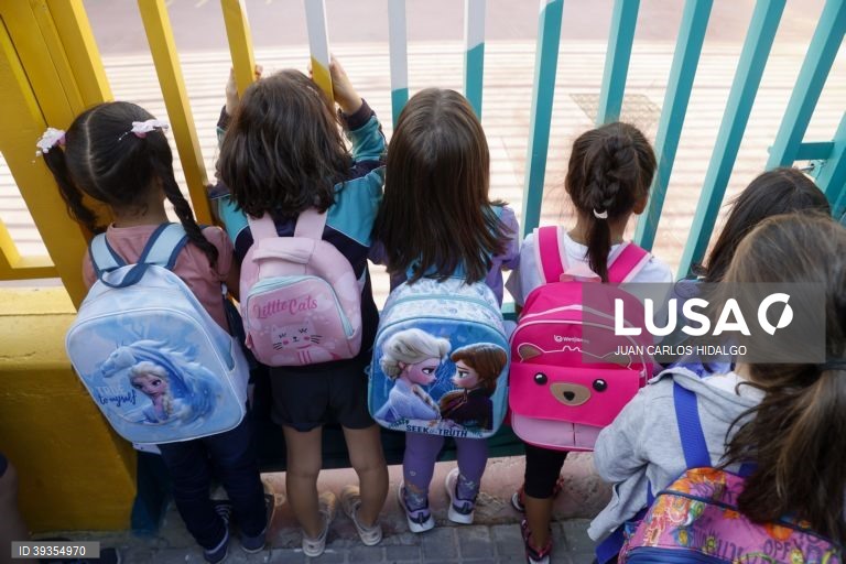 Provas-ModA começam hoje abrangidas por pré-aviso de greve dos professores
