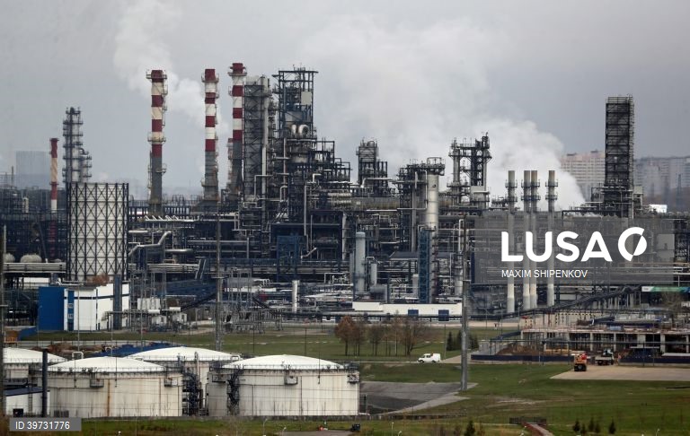 Governo dos EUA autoriza temporariamente venda de petróleo russo