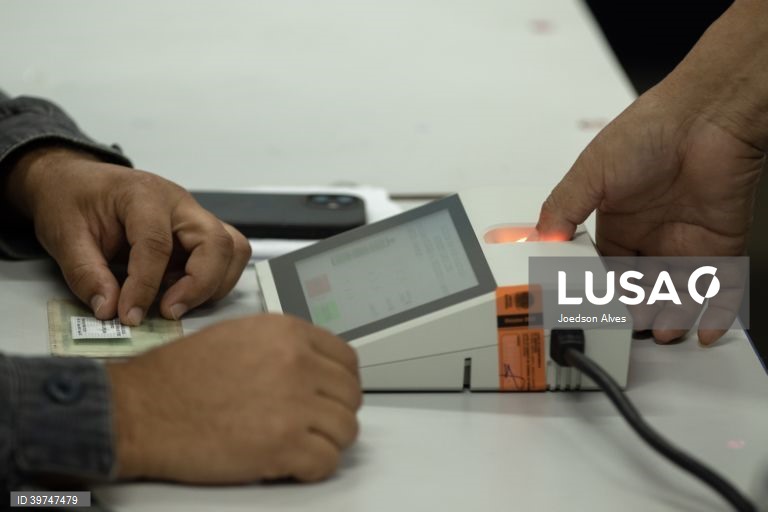 Novo líder da comissão eleitoral do Brasil defende urnas eletrónicas e alerta para IA
