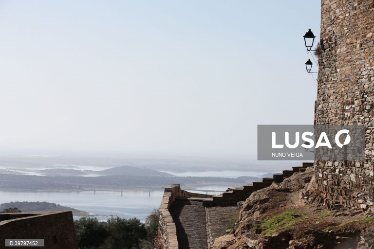 Reguengos de Monsaraz expõe jornais e cartazes do arquivo Ephemera sobre 25 de Abril