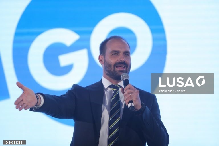Filho de Bolsonaro lamenta retirada de sanções dos EUA ao juiz Alexandre de Moraes