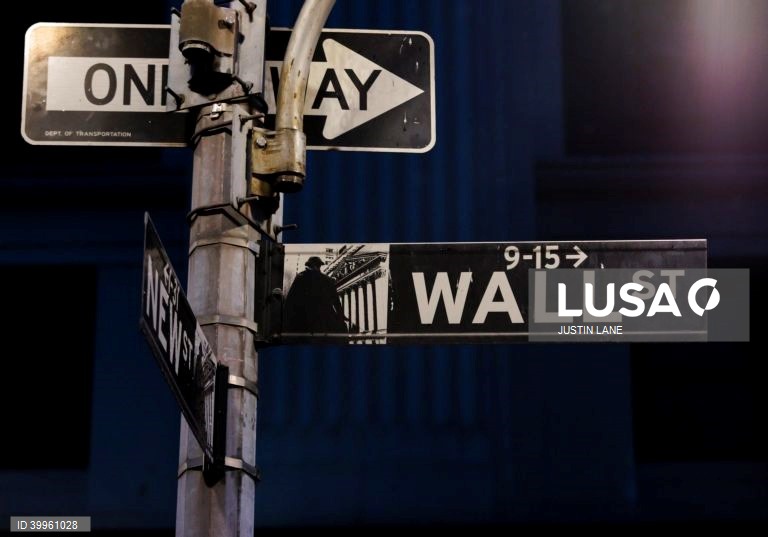 Wall Street fecha em queda e fica em suspenso antes do discurso do líder da Fed