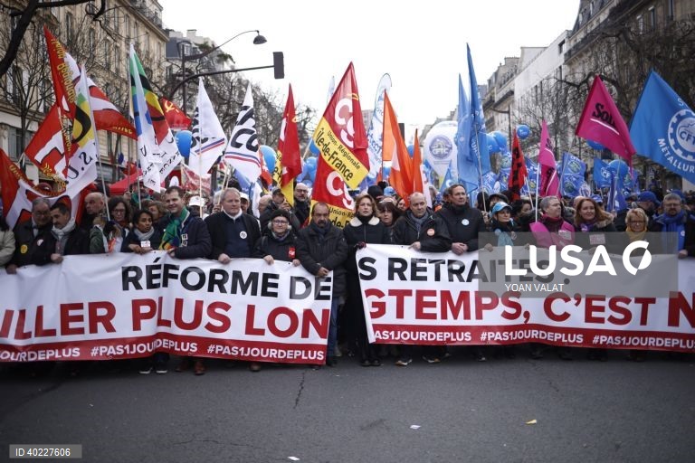 Reforma no sistema de pensões francês leva dezenas de milhar a protestarem em Paris
