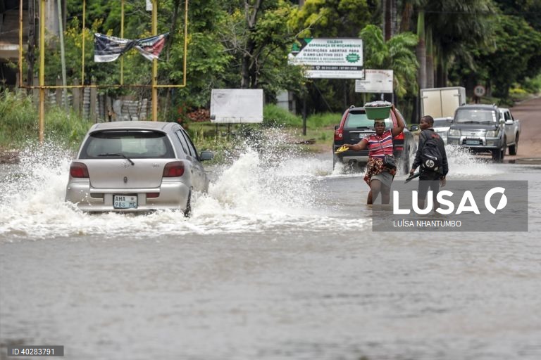 Mau tempo inunda ruas e derruba árvores e estruturas em Maputo