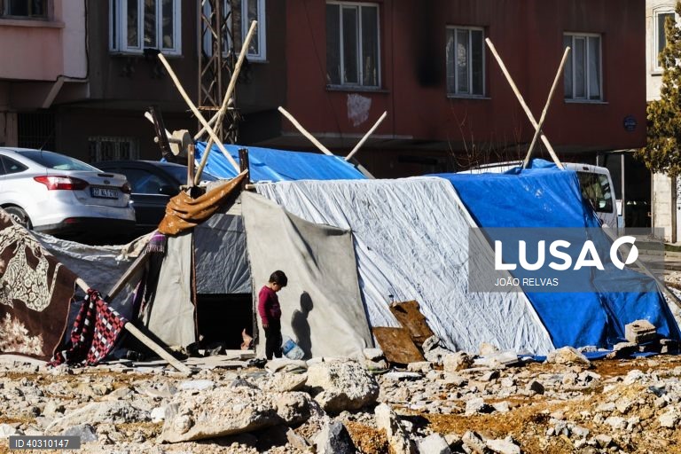 Mais de 1,5 milhões de sírios regressaram a casa mas ainda precisam de ajuda