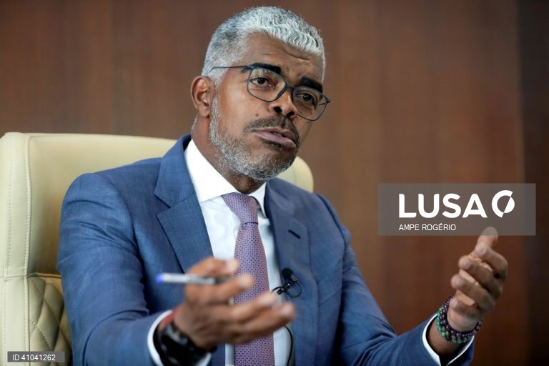 Ministro dos Transportes angolano defende liberalização do espaço aéreo africano