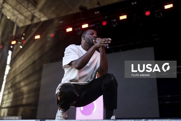 Dino DSantiago atua no primeiro dia do Festival dos Canais em Aveiro