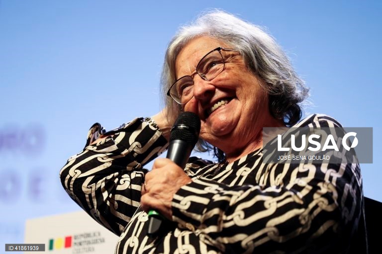 Escritora Alice Vieira entre apoiantes independentes de Marques Mendes