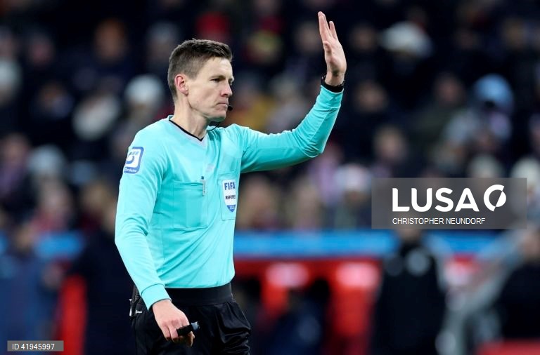 LC: Árbitro alemão Daniel Siebert dirige receção do Sporting ao Arsenal