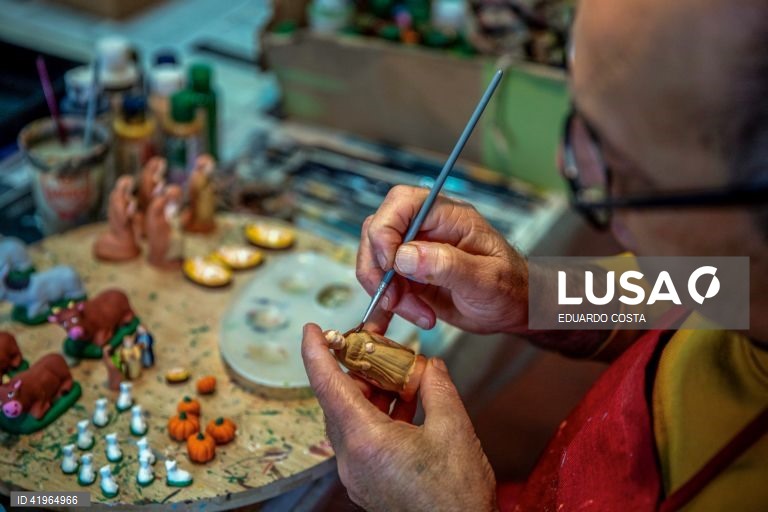 Arte bonecreira mantém os tradicionais presépios nas casas açorianas